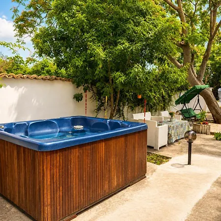 Kalabria Pool, Bbq & Jacuzzi Къща за гости
